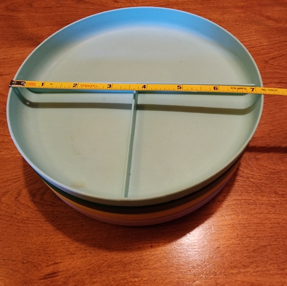 Pillowfort Plastic Divided Plates, Set of 4 - Picture 5 of 5